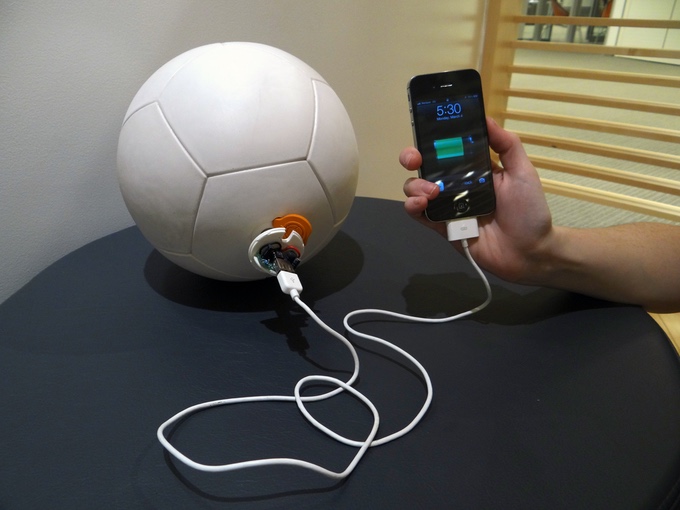Soccket Ball, el balón que genera energía “a patadas”.